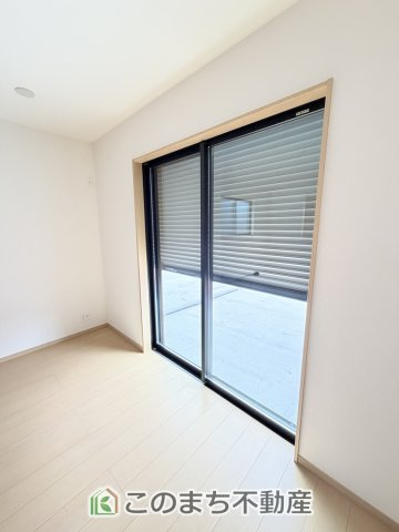 ハートフルタウン宇都宮市泉が丘7丁目2565番の設備|防犯性と断熱性に優れたシャッター雨戸を備えており、台風時や長期不在時にも安心。室内からそのまま外へ出られる便利な動線も魅力です。
