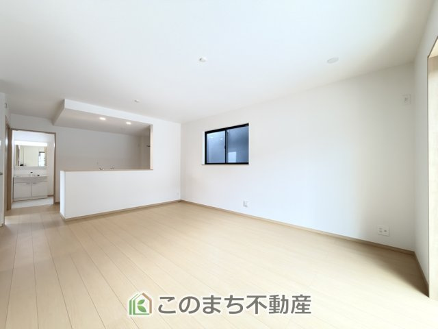 ハートフルタウン宇都宮市泉が丘7丁目2565番の居間・リビング|開放感のある広々としたリビング☆家族みんなでゆったりくつろげます♪
南側から暖かな日差しが差し込みます♪キッチンからリビングの様子がよく見渡せます☆