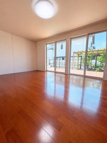 涼風町 中古戸建の居間・リビング|LDK約26.8帖の空間に南面のお庭からの採光が降り注ぎます。リビングと隣接の洋室の戸を開放することで、よりリビングを開放的に演出することも可能です。

※画像は家具等を撤去した場合のイメージです