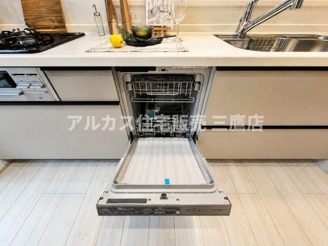 京王線 調布駅 16分 新築戸建 調布市調布ケ丘3丁目のキッチン|家事の負担を軽減するビルトインタイプの食器洗い乾燥機を標準装備。手荒れ防止や時短に役立ちます。