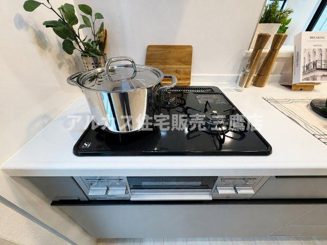 京王線 調布駅 16分 新築戸建 調布市調布ケ丘3丁目のキッチン|お手入れのしやすい3口ガスコンロ。複数の料理を同時に効率良く調理できます。