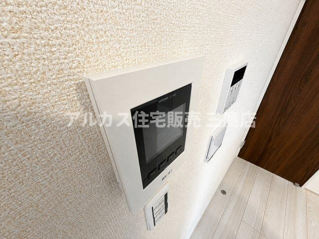 京王線 調布駅 16分 新築戸建 調布市調布ケ丘3丁目のセキュリティ|給湯器リモコンやTVモニター付きインターホンが集約された操作パネルエリア。日常生活の利便性を高めます。