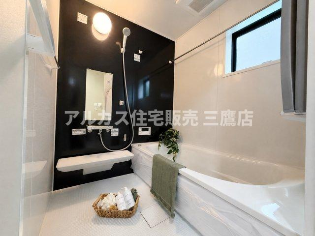京王線 調布駅 16分 新築戸建 調布市調布ケ丘3丁目の浴室|黒のアクセントパネルがシックで落ち着いた雰囲気を演出するユニットバス。ゆったりと湯船に浸かれるくつろぎの空間です。