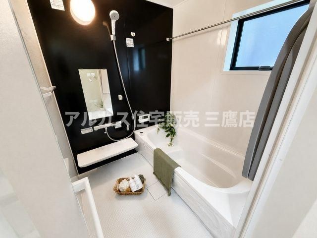 京王線 調布駅 16分 新築戸建 調布市調布ケ丘3丁目の浴室|窓が付いており換気がしやすく、湿気がこもりにくい衛生的なバスルーム。快適なバスタイムを過ごせます。