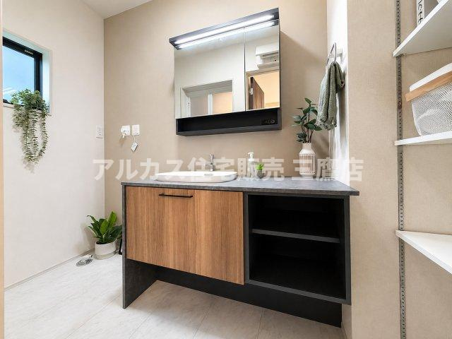 京王線 調布駅 16分 新築戸建 調布市調布ケ丘3丁目の独立洗面台|モダンな木目調とダークトーンのカウンターを組み合わせた洗練された洗面化粧台。身支度が快適に行える広々としたスペースです。