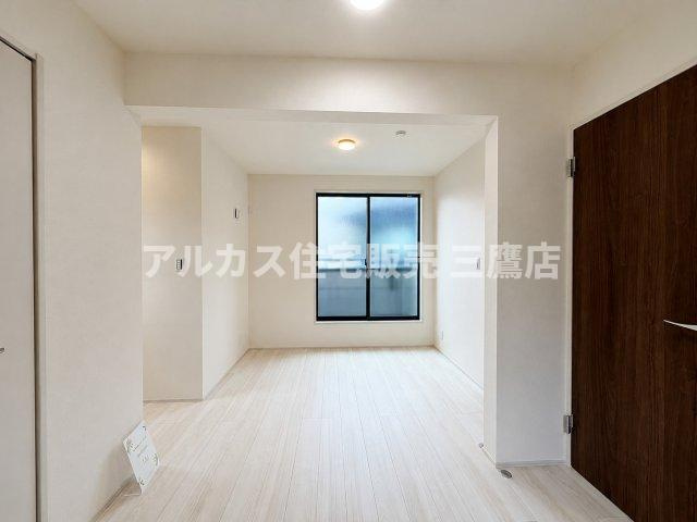 京王線 調布駅 16分 新築戸建 調布市調布ケ丘3丁目の洋室|2面採光で明るく風通しの良い洋室。プライベートな時間を快適に過ごせる居心地の良い空間です。