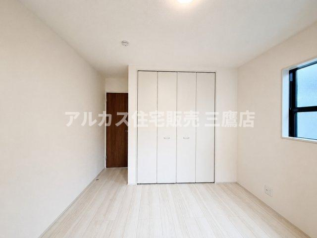京王線 調布駅 16分 新築戸建 調布市調布ケ丘3丁目の洋室|壁一面に設けた大容量のクローゼットが魅力的な居室。お部屋を広く清潔に保ちやすい使い勝勝手の良いレイアウトです。