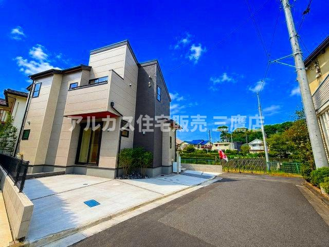 京王線 調布駅 16分 新築戸建 調布市調布ケ丘3丁目の前面道路含む現地写真|前面道路に面したオープンなアプローチ。車の出し入れがしやすく、周辺は静かで落ち着いた住環境が広がっています。