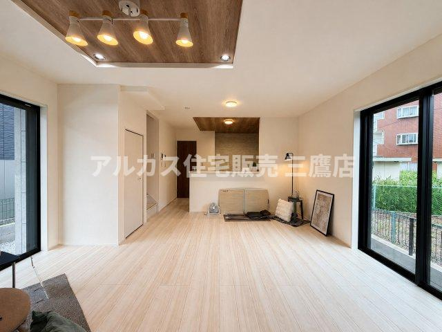 京王線 調布駅 16分 新築戸建 調布市調布ケ丘3丁目の居間・リビング|折り上げ天井とスポットライト調の照明が印象的な、開放感あふれる広々としたリビングダイニングです。