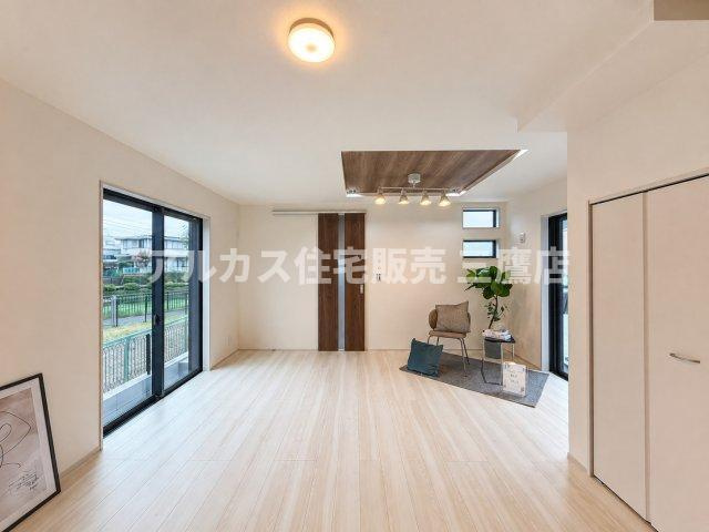 京王線 調布駅 16分 新築戸建 調布市調布ケ丘3丁目の居間・リビング|キッチン側からリビング全体を見渡せる開放的なレイアウト。コミュニケーションが取りやすい設計となっています。