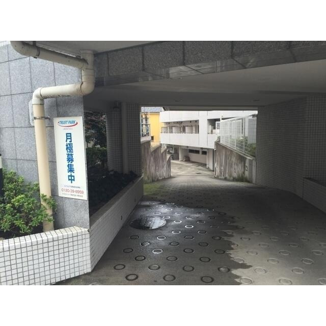 コンフォリア目黒長者丸の駐車場