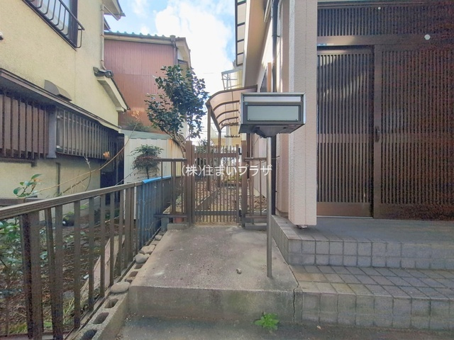 仲介手数料半額）岩倉市石仏町石川の中古住宅の玄関|収納もある玄関です