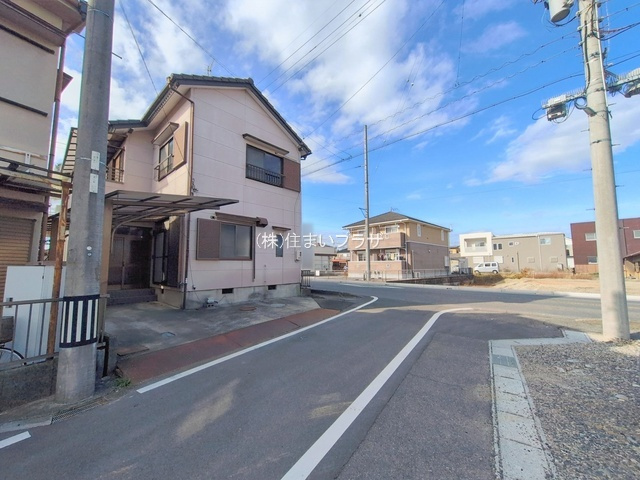 仲介手数料半額）岩倉市石仏町石川の中古住宅の前面道路含む現地写真