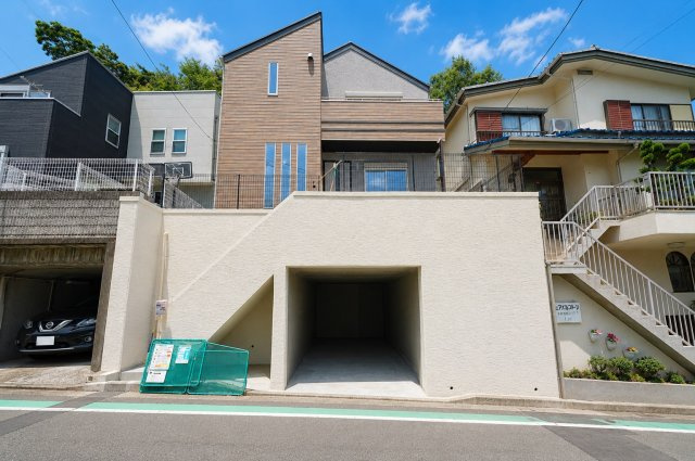 【横浜市港北区高田西3丁目18-4新築戸建て】★仲介手数料無料★（高田小学校・高田中学校）の外観|木目調とモダンデザインを組み合わせたスタイリッシュな外観が魅力の新築戸建て。高台ならではの開放感があり、存在感のある佇まいが街並みに映える住まいです。