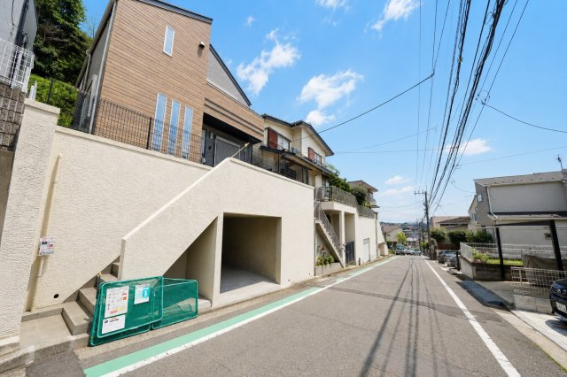 【横浜市港北区高田西3丁目18-4新築戸建て】★仲介手数料無料★（高田小学校・高田中学校）の前面道路含む現地写真|前面道路は車通りが比較的少なく、落ち着いた住環境が広がります。高台立地のため開放感があり、周辺は閑静な住宅街でゆったりとした暮らしを実現できます。