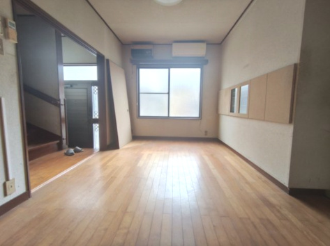 越谷市南荻島　中古戸建の居間・リビング|使い勝手が良いリビング！