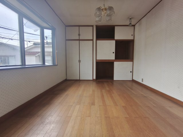 越谷市南荻島　中古戸建の洋室|電気つけなくてもこんなに明るい！