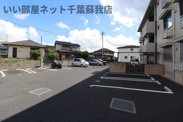 La CreceE棟の駐車場|駐車場があるので、車を買う予定の方も安心です
