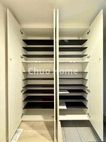 江戸川区東小岩5丁目新築分譲住宅の玄関|【玄関】玄関には大型のシューズクローゼットを設置しておりますのでいつでもスッキリりとした空間を保てます。玄関周りを清潔に使うのはとても大事なことですよね。