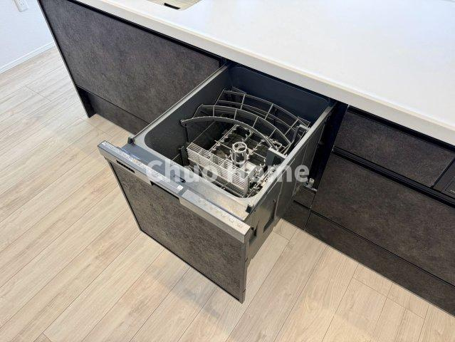 江戸川区東小岩5丁目新築分譲住宅のキッチン|【食機洗い乾燥機】ビルトイン食洗器を標準装備。手洗いにはない高い水温と強い水圧でガンコな汚れもスッキリ。就寝前にセットすれば朝には完了でラクラクです。