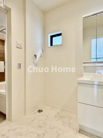 江戸川区東小岩5丁目新築分譲住宅のランドリースペース|【ランドリースペース】担当者がスケールを持ち歩いておりますので、ご見学時には現在お使いの洗濯機などがきちんと収まるかなどもチェックして下さい。見学前に測っておくと非常に便利だと思います。