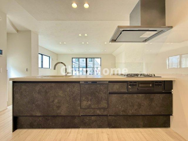 江戸川区東小岩5丁目新築分譲住宅のキッチン|【システムキッチン】ワイドで収納豊富な使い勝手の良いカウンターキッチンには、食洗器・伸縮タイプのキッチン水栓、三ツ口コンロ・魚焼きグリルなどの便利な設備が標準完備されています。