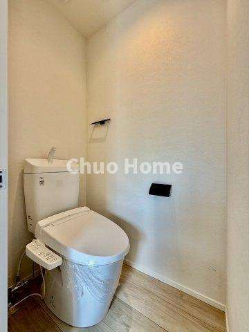江戸川区東小岩5丁目新築分譲住宅のトイレ|【トイレ】温水洗浄便座機能付きトイレ。温水洗浄便座は清潔にお使いいただくための大切なアイテムです。