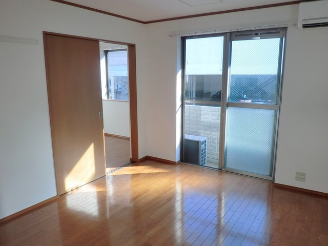 フォルチェ神宮前の居間・リビング|★明るいフローリングの角部屋です★