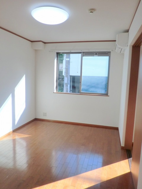 フォルチェ神宮前の寝室|★明るいフローリングの角部屋です★