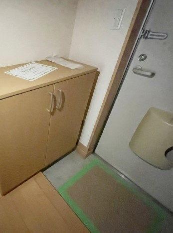 横須賀市船越町２丁目のアパートの玄関