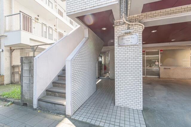 調布市布田２丁目の賃貸マンションのエントランス