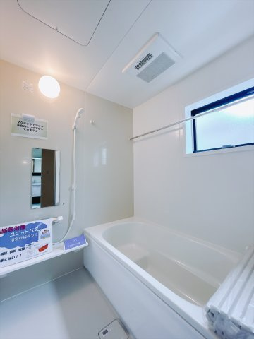 【新築戸建】前橋青柳町第4の浴室|■浴室｜大人が足を伸ばしても入れる広々浴槽ですので、肩まで浸かって体全体をしっかり温められます。大きな窓がついておりますので、湿気で篭りがちなバスルームも換気することができます( ＾＾ )