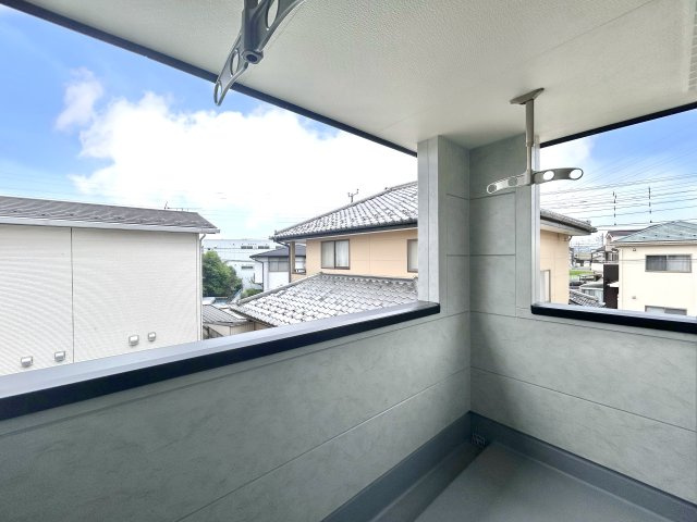 【新築戸建】前橋青柳町第4のバルコニー|■浴室｜大人が足を伸ばしても入れる広々浴槽ですので、肩まで浸かって体全体をしっかり温められます。大きな窓がついておりますので、湿気で篭りがちなバスルームも換気することができます( ＾＾ )