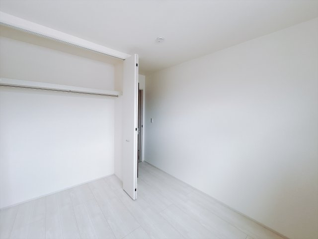 【新築戸建】前橋青柳町第4の洋室|■2階洋室｜お子様の一人部屋にピッタリな洋室。木のぬくもりを感じるフローリングは、天然木の味わいが時とともに深みを増していきます。また、傷にも強く、フリーワックスでお手入れもラクラクです♪