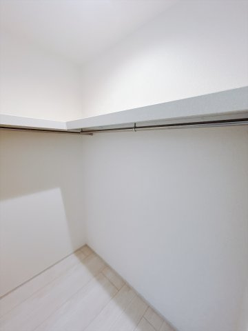 【新築戸建】前橋青柳町第4の収納|■WIC｜お洋服はもちろん、使う頻度の少ない家具や小物・場所を取りがちな旅行用のスーツケースなどもしまえます。また、厚手のコートをしまっても充分な広さを堪能できるプランです♪