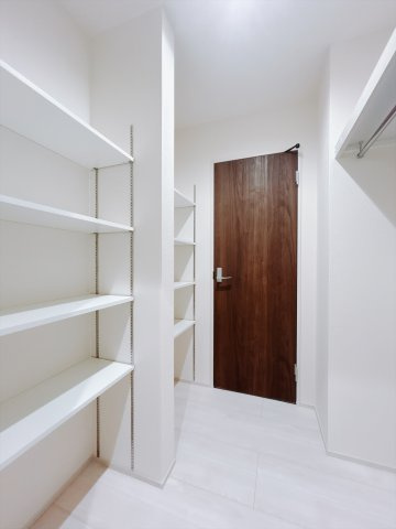 【新築戸建】前橋青柳町第4の収納|■パントリー｜キッチン横にはパントリーをご用意しています♪大きい収納で、お片付けも安心です♪