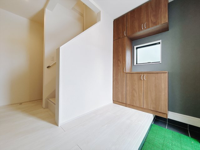 【新築戸建】前橋青柳町第4の玄関|■玄関｜ご家族の靴がたくさんしまえる下駄箱付き。お子様の靴がこれから増えても安心な大きさです。