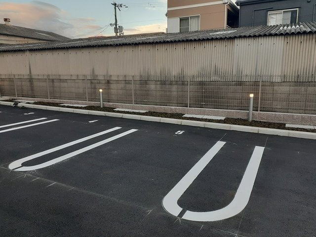 ヴェルメゾン　旭町の駐車場|車をお持ちの方に嬉しい駐車場付きの物件です