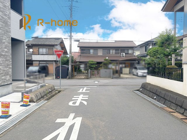 つくばみらい市西ノ台2期　新築戸建て　1号棟の前面道路含む現地写真|堂々！建物完成♪実際のお部屋をご見学可能です♪
ご見学が一番の資料！お気軽にお問い合わせ下さい♪