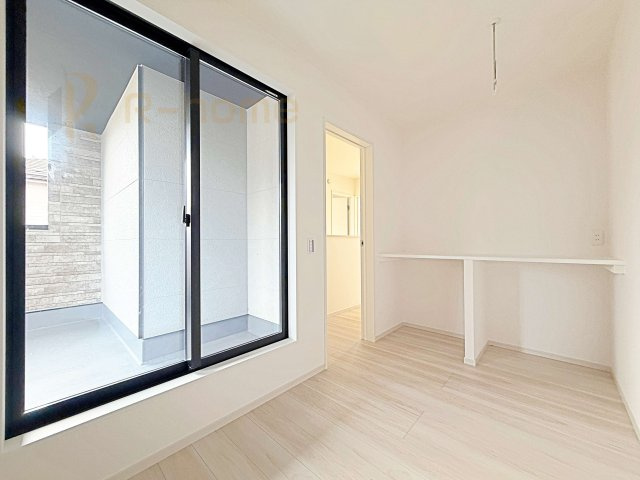 つくばみらい市西ノ台2期　新築戸建て　1号棟のその他|バルコニーへ繋がるサンルームは便利なカウンター付き！ホスクリーン付きで室内干しもできます♪