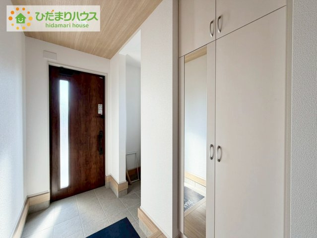 いわき市泉もえぎ台3期　新築戸建　1号棟の玄関|収納力のあるシューズボックスは姿見付き。
お出掛け前に身だしなみをチェックしましょう！