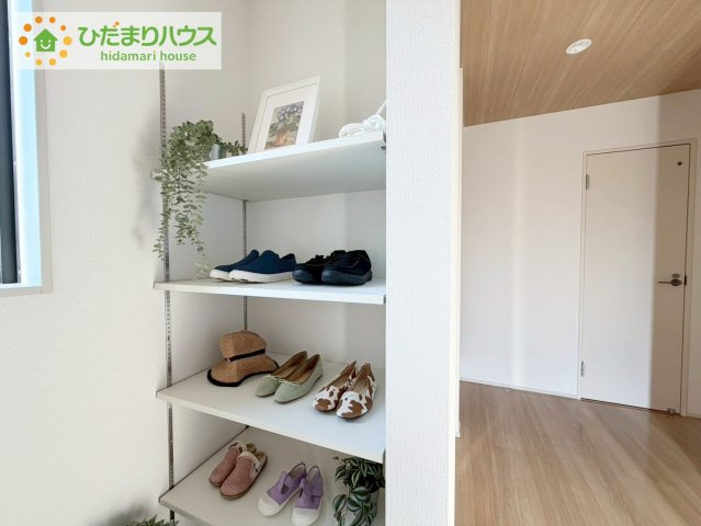いわき市泉もえぎ台3期　新築戸建　1号棟の収納|シューズクロークはベビーカーやゴルフバックなど、大きな荷物を置けるのでとっても便利♪
横開きの扉付きで、隠して収納出来ますね(^^)