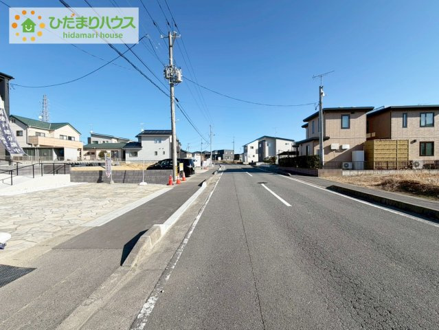 いわき市泉もえぎ台3期　新築戸建　1号棟の前面道路含む現地写真|前面道路幅12ｍ☆車の出入りもラクラクできちゃいます(^^♪
