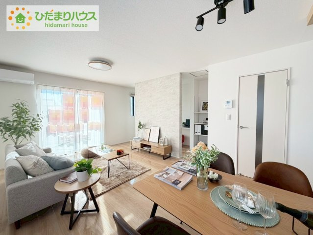 いわき市泉もえぎ台3期　新築戸建　1号棟の居間・リビング|南に面した大きな窓から差し込む光で日中は電気いらず♪
