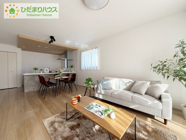 いわき市泉もえぎ台3期　新築戸建　1号棟の居間・リビング|家族だんらんで、笑顔のたえない時間も増えそうな広々としたLDKが魅力です(^^)/窓も多くて明るい空間でくつろげます。