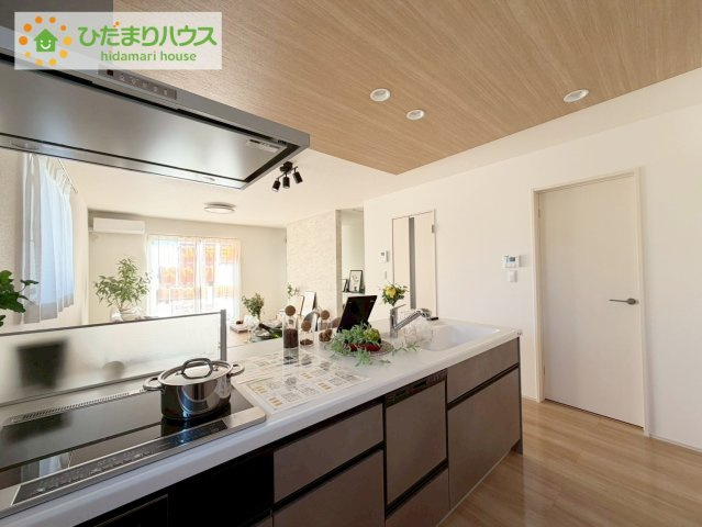 いわき市泉もえぎ台3期　新築戸建　1号棟のキッチン|ご家族と会話しながら、お料理だって出来ちゃいます☆彡