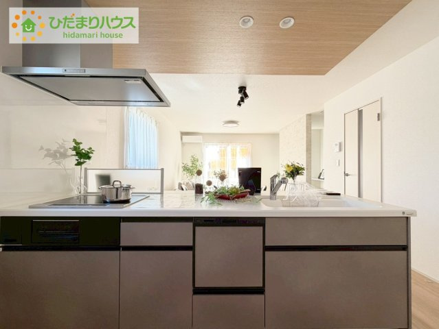 いわき市泉もえぎ台3期　新築戸建　1号棟のキッチン|コンロは嬉しい3口コンロ！シンクはつなぎ目なしでお掃除も簡単です♪