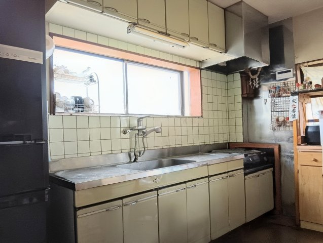 売中古戸建　静岡市清水区梅ケ谷のキッチン|シンク前に大きな窓があり手元が明るく調理がしやすいです。上部収納を備え、調理器具や保存食の収納に便利