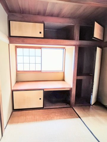 売中古戸建　静岡市清水区梅ケ谷のその他|障子窓からやわらかな光が差し込む和室。豊富な収納と飾り棚を備え、客間や寝室としても使いやすい空間です。