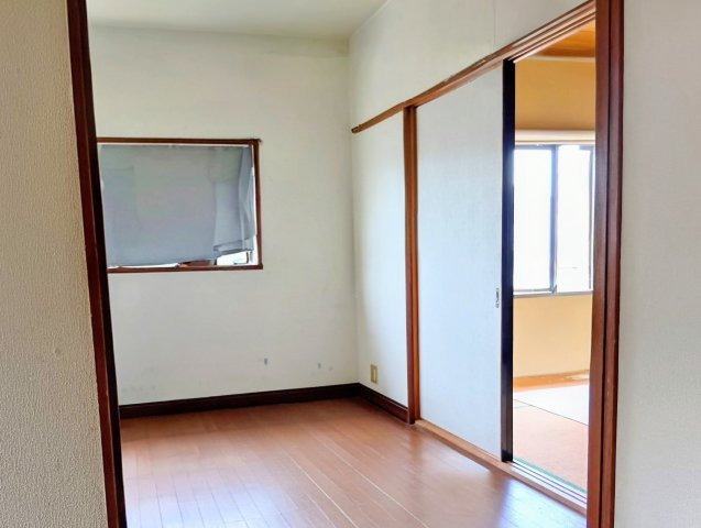 売中古戸建　静岡市清水区梅ケ谷の洋室|3階洋室：寝室や子ども部屋、書斎など様々な用途に対応可能な洋室。引き戸を開放すれば、ゆとりある空間に